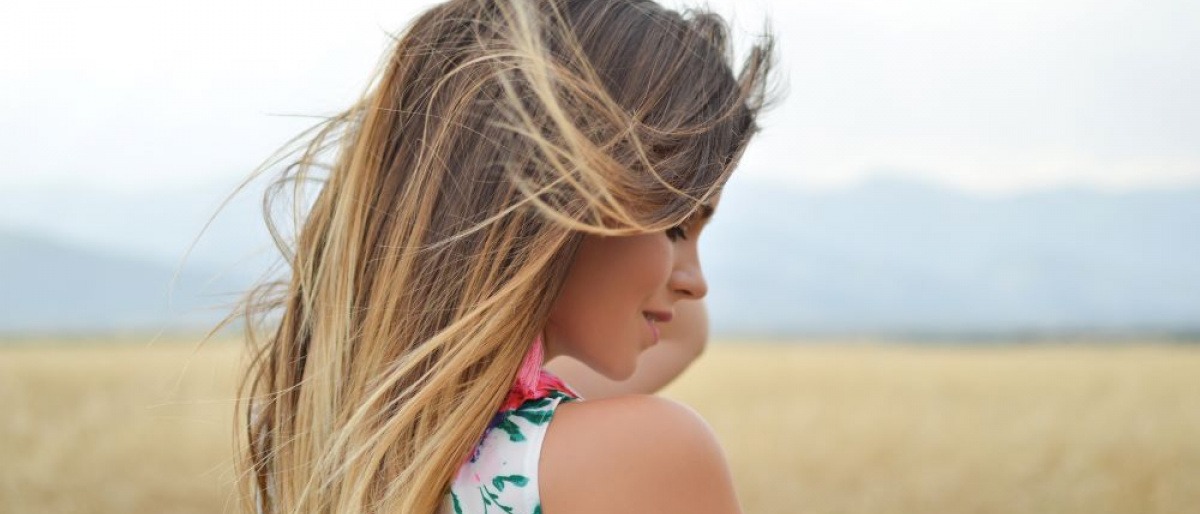 Eine Frau hat gesund wirkende Haare