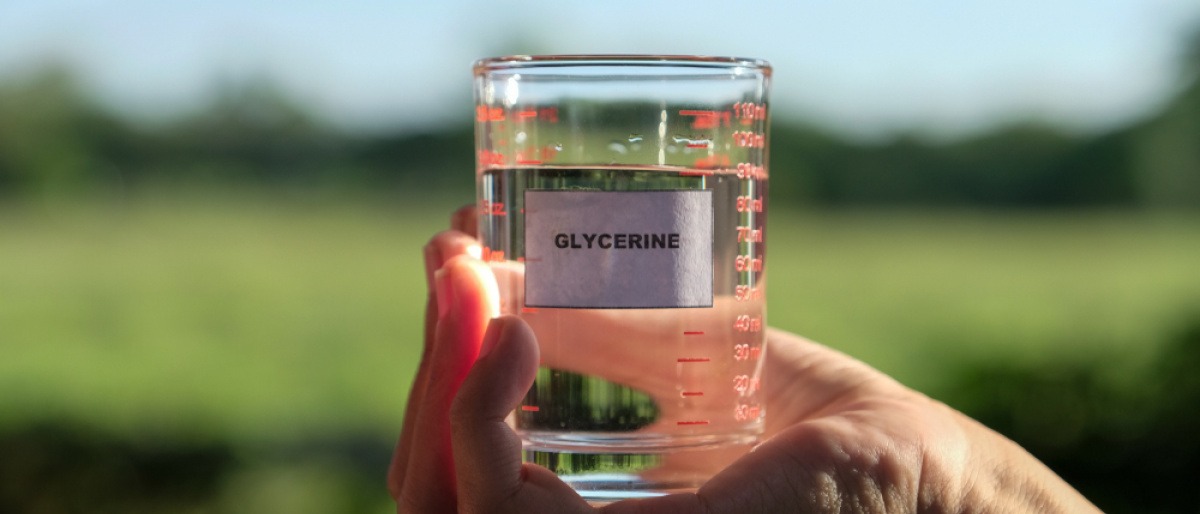 Glas mit flüssigem Glycerin für Kosmetik