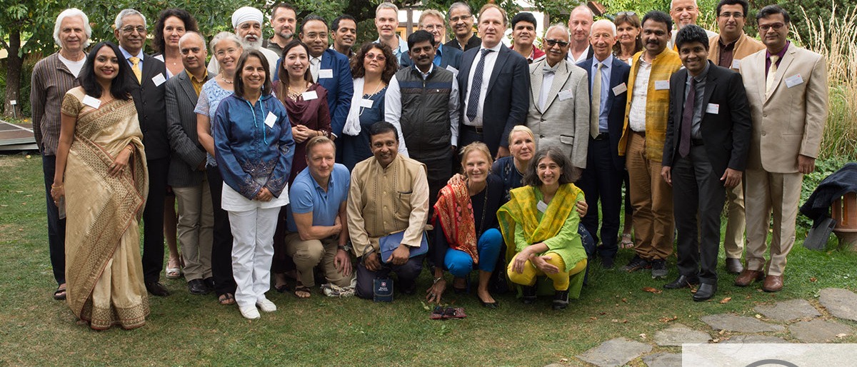 Die Referenten des Ayurveda Symposiums 2018 stehen als Gruppe zusammen