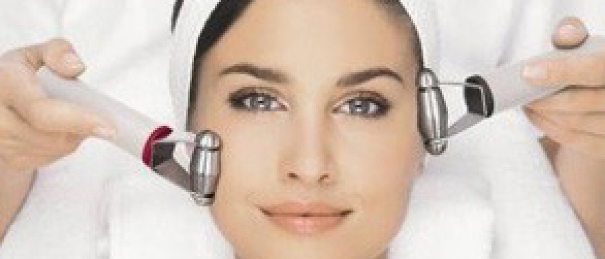 Eine Frau bekommt eine Guinot Gesichtsbehandlung