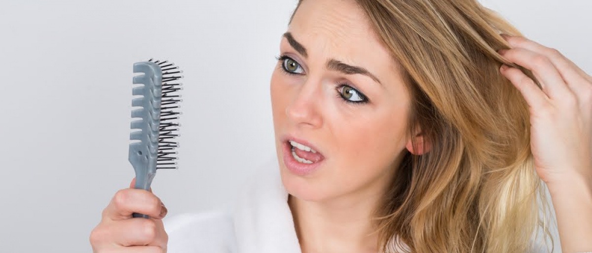 Die Haare einer Frau brechen ab