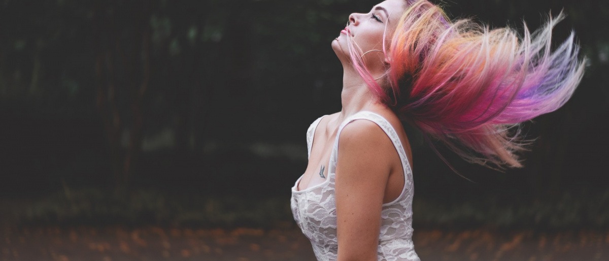 Eine Frau mit gefärbten Haaren