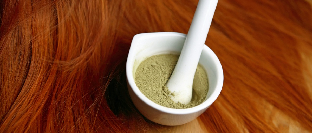 Haare werden mit Naturfarben gefärbt