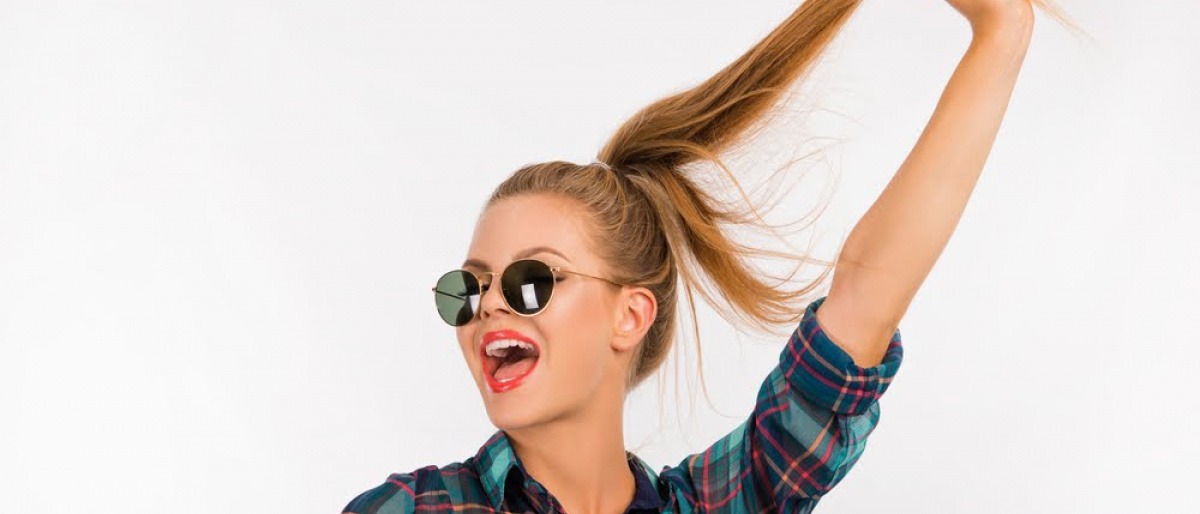 Frau mit starken Haaren und Pferdeschwanz