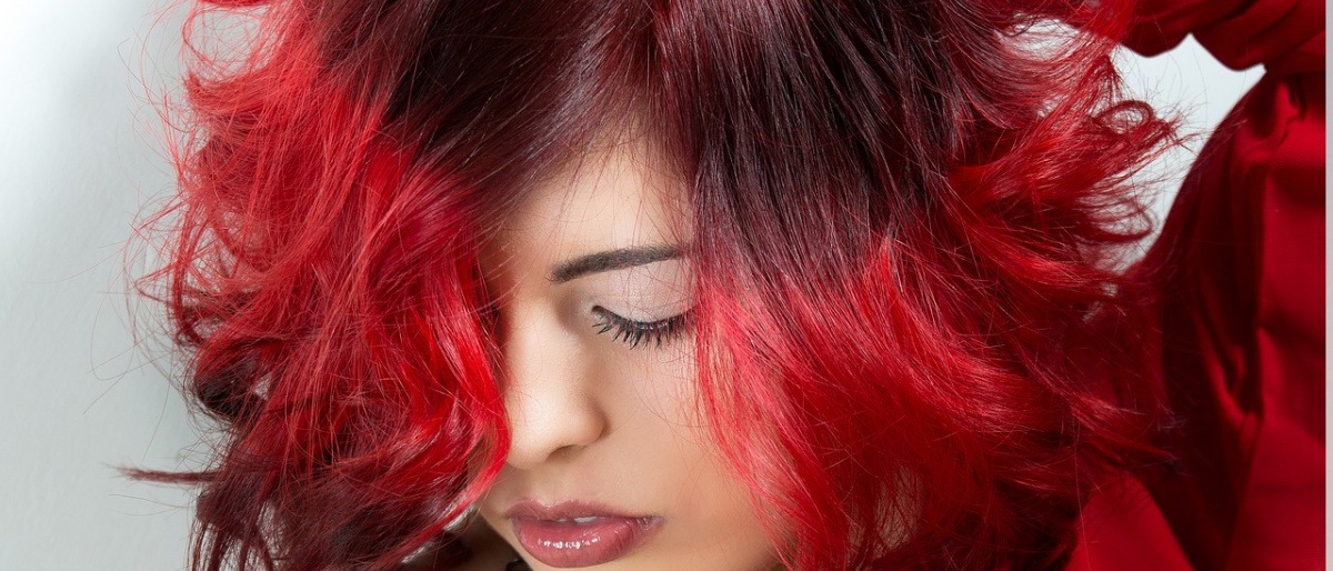 Eine Frau mit gefärbten Haaren konnte ihre Haarfarbe von der Haut entfernen