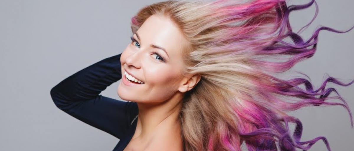 Frau mit verschiedenen Haarfarben