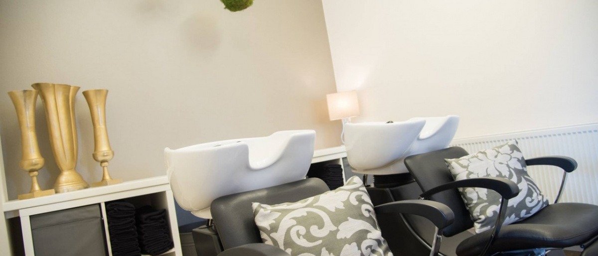 Im Salon Haarschneider in Allhartsberg stehen die Sesseln mit Waschbecken