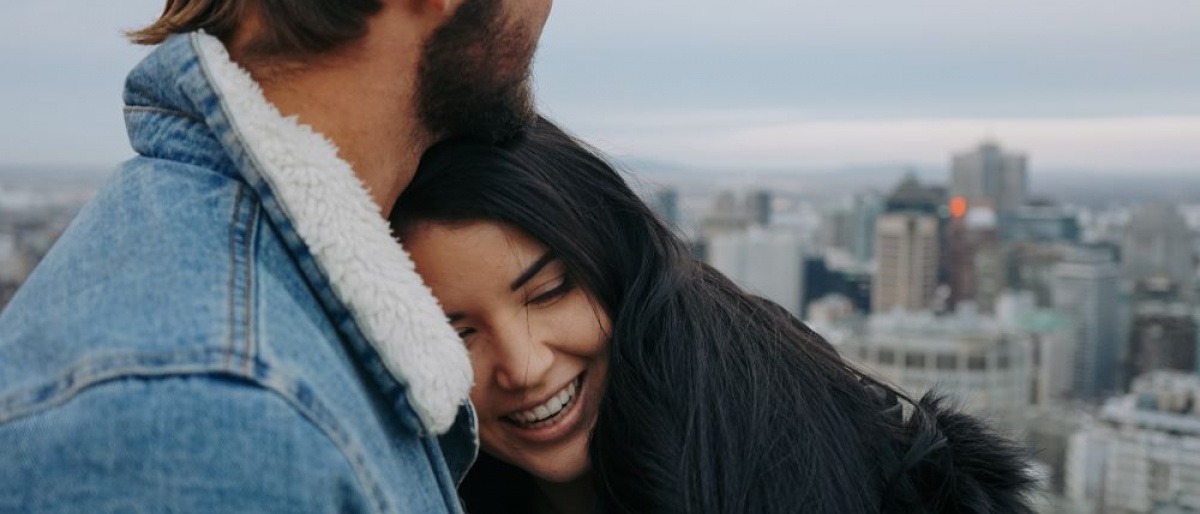 Eine Frau und ein Mann führen eine harmonische Partnerschaft