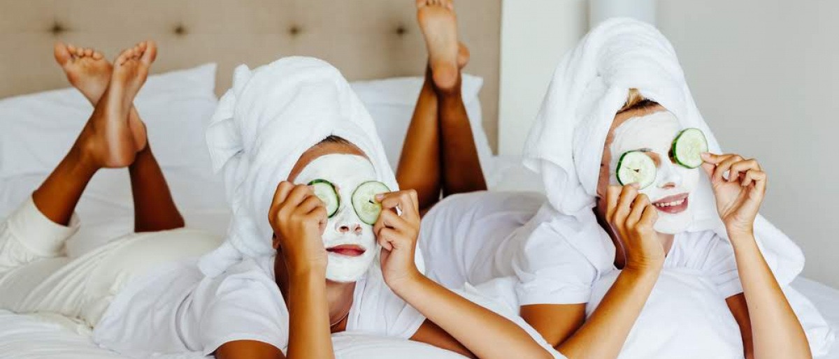 Zwei Frauen mit Gesichtsmasken für mehr Hautfeuchtigkeit