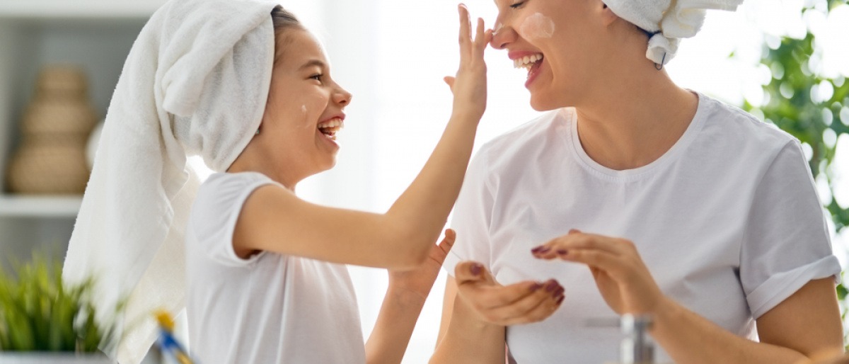 Frau und Mädchen bauen mit Kosmetik ihr Hautmikrobiom auf