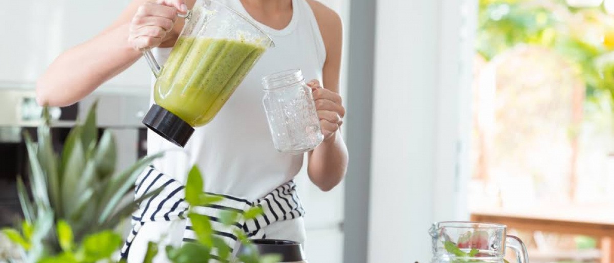 Eine Frau ist beim Heilfasten und ernährt sich flüssig mit Smoothies