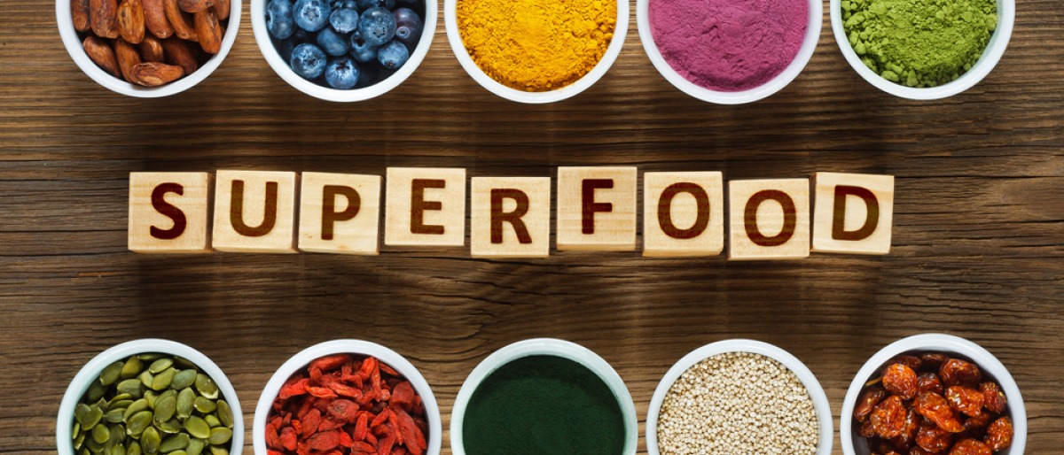 Zehn kleine Schalen, in denen heimische Superfoods und auch solche aus fernen Landen geschmackvoll angerichtet sind. 