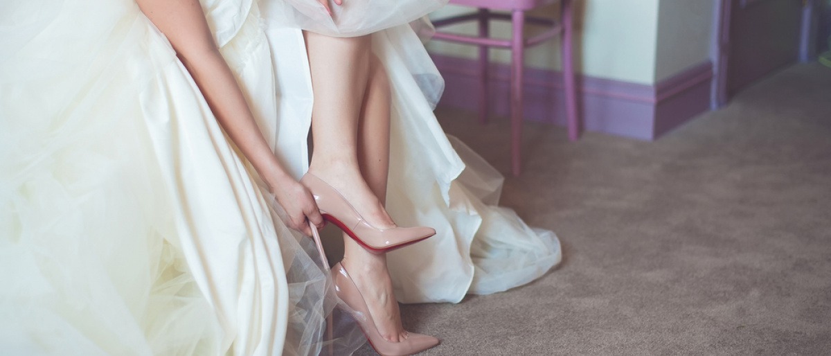 Eine Frau zieht für ihre Hochzeit High Heels an