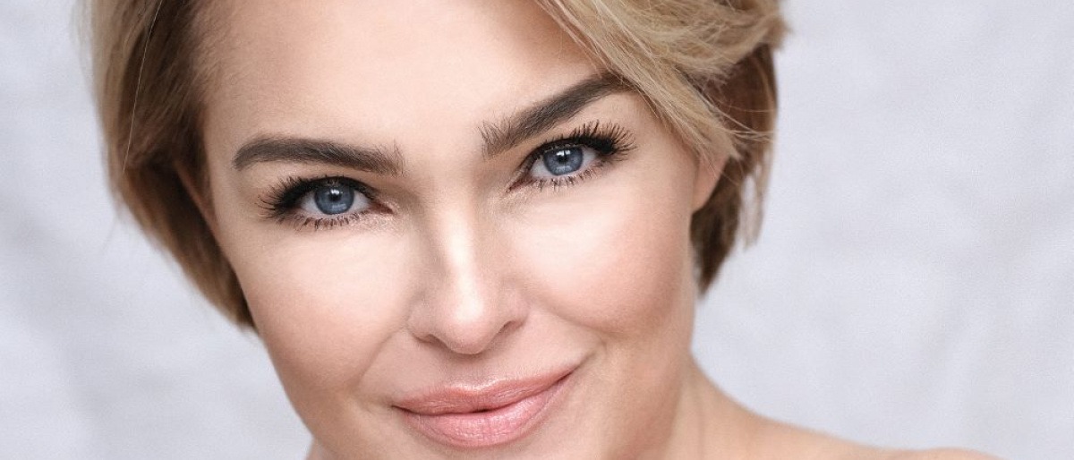 Frau mit schöner Haut durch hochwertige Kosmetik von Isabelle Lancray, Paris