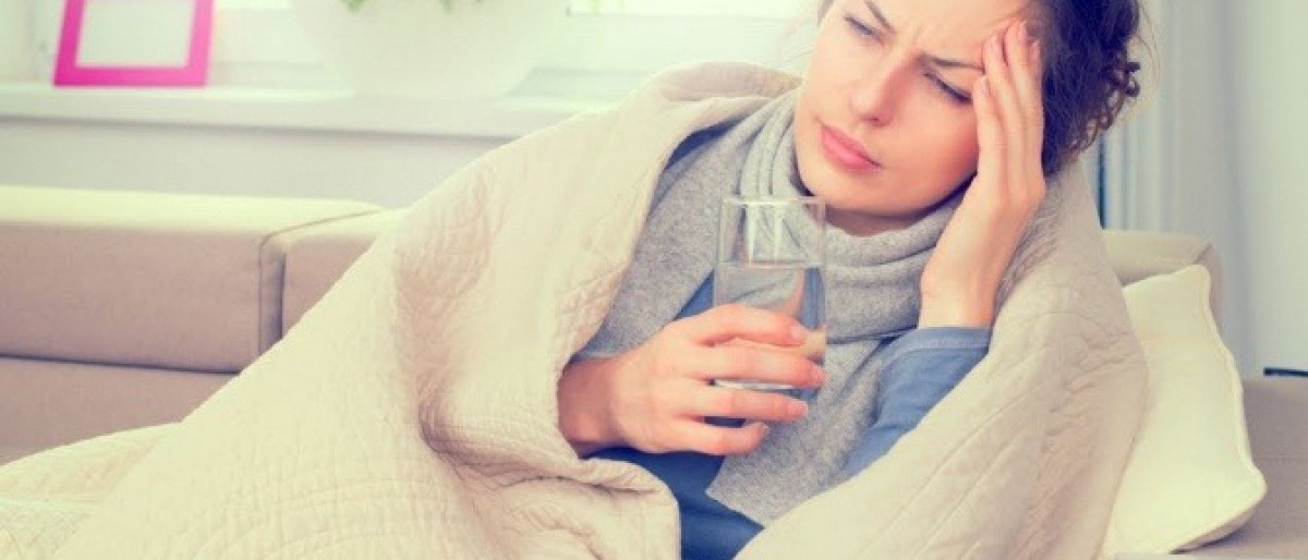 Eine Frau hat hormonelle Migräne und greift ihren Kopf an