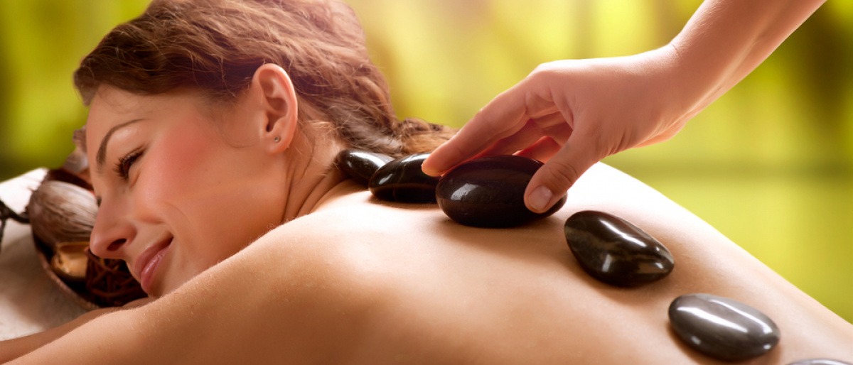 Eine Frau bei einer Hot Stone Massage