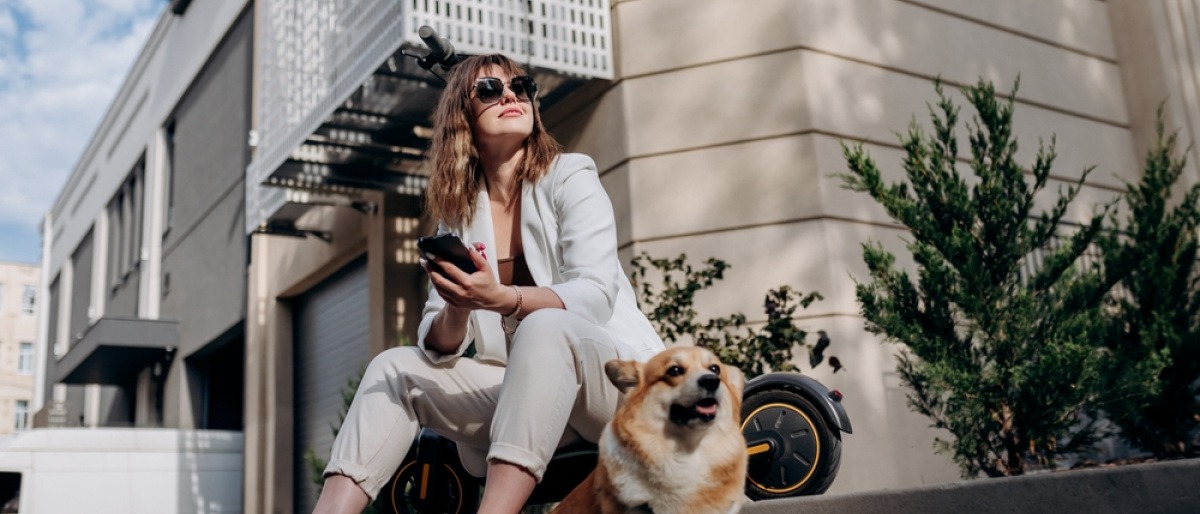 Hund mit Frau im Business-Look