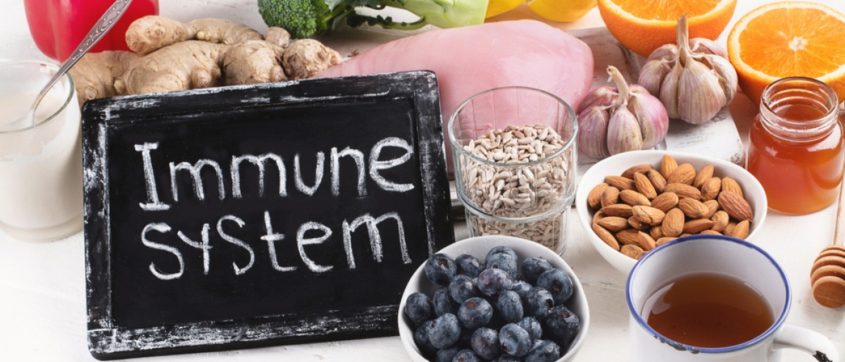 Schild mit Aufschrift "immune systeme" und gesunde Lebensmittel