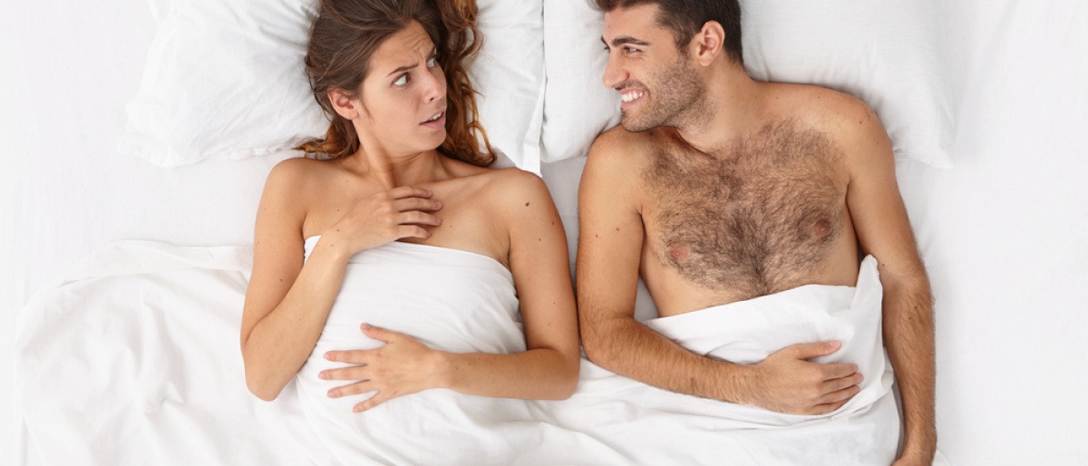 In den Falschen verliebt - Paar im Bett, Frau hat schockierten Gesichtsausdruck.