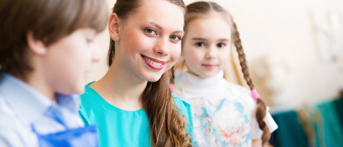 Drei Kinder ohne Haarausfall sitzen nebeneinander