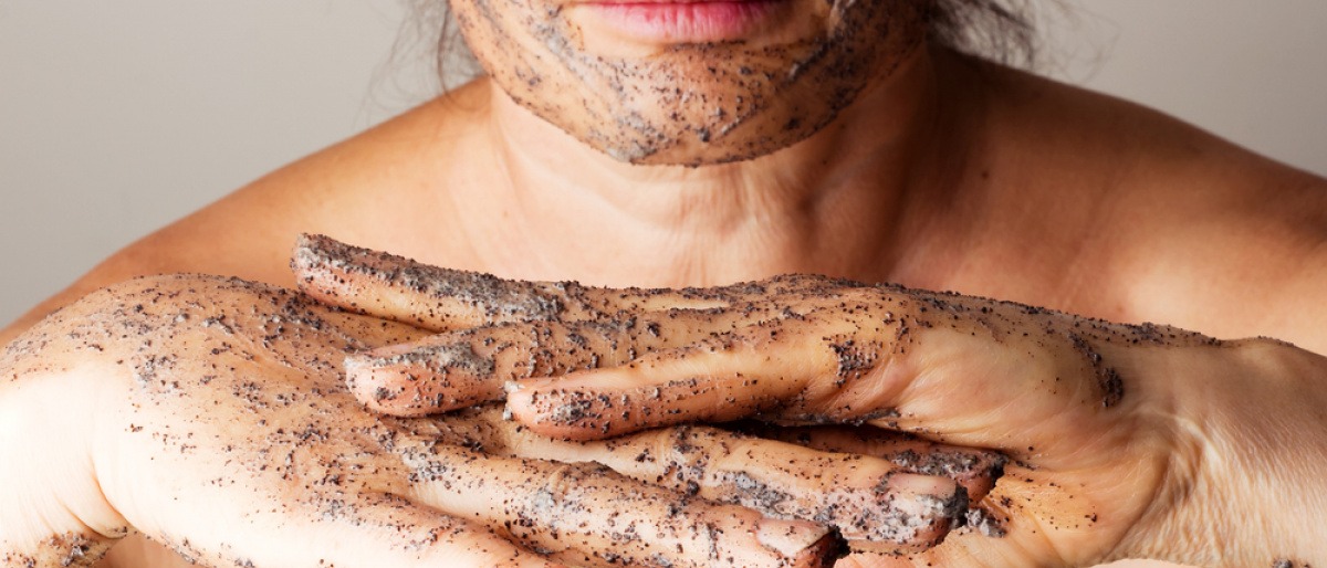 Eine Frau hält Kaffee-Peeling in der Hand