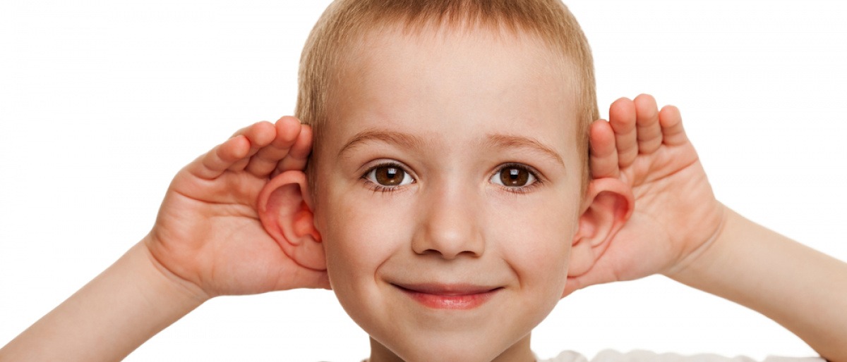 Ein Kind hat abstehende Ohren und will Ohren anlegen