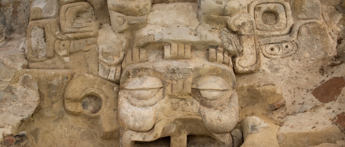 Steinrelief Maya-Sonne Gott Kinish Ahau im Tempel VI in Comalcalco