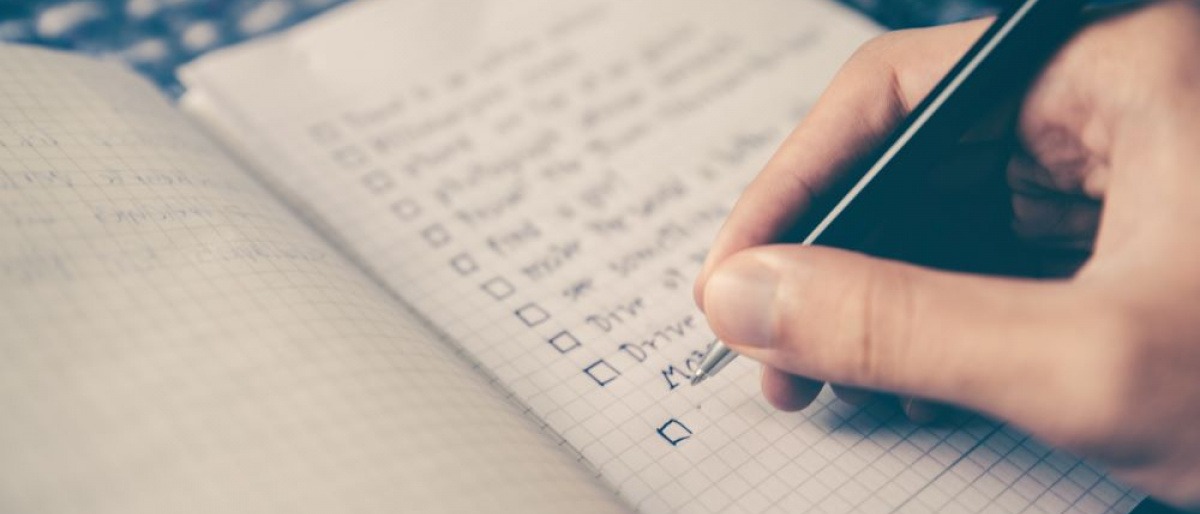 Jemand ist klug und macht eine Checkliste für die Vorratsplanung