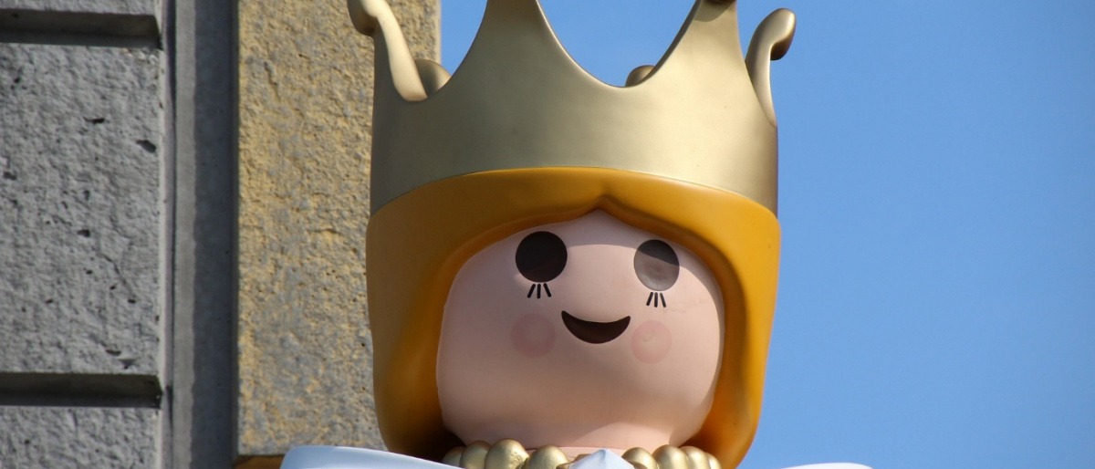 Eine (Lego)Königin steht auf einer Burg