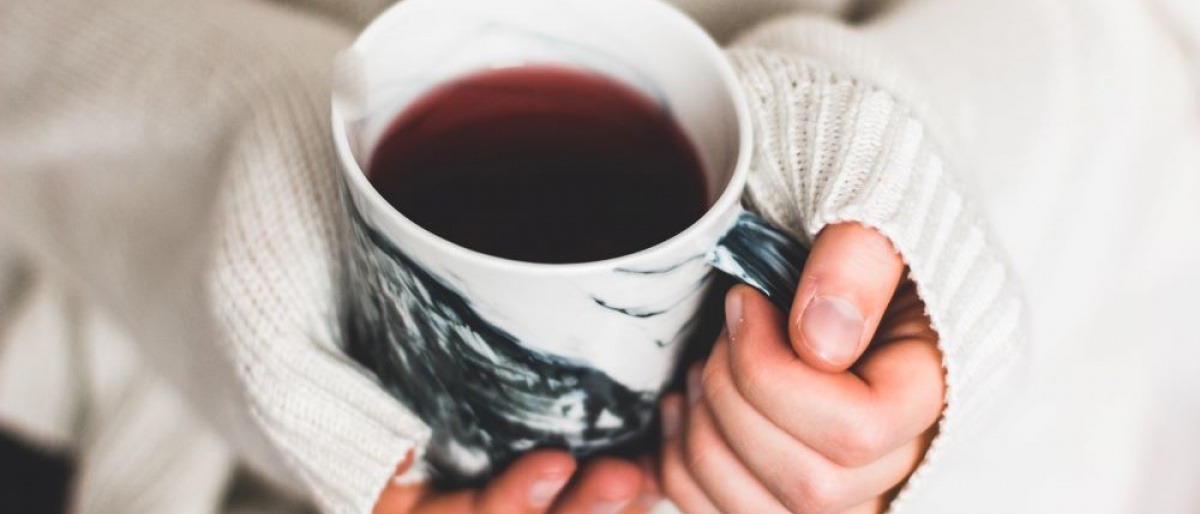 Frau hält Teetasse zum Körper entwässern