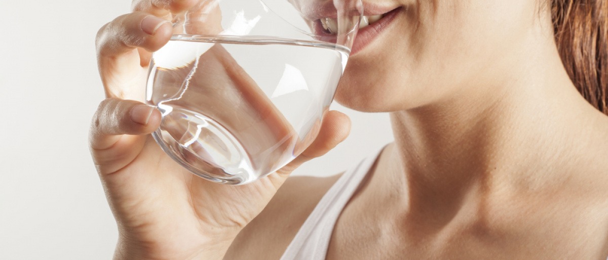 Frau trinkt ein Glas Wasser