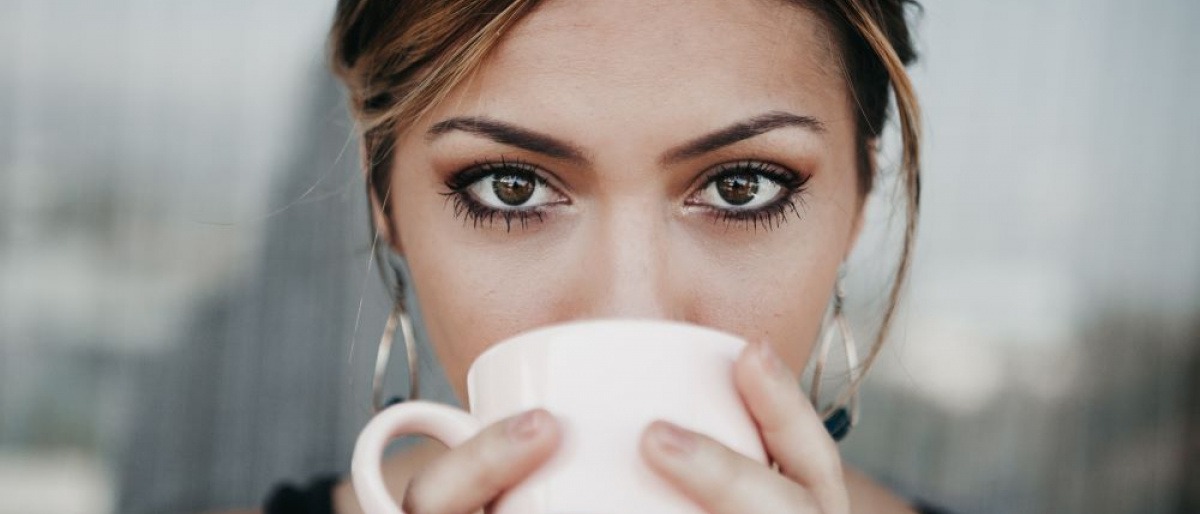 Eine Frau hat eine Tasse mit Kollagen zum Trinken