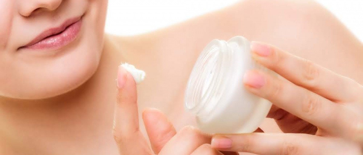 Eine Frau hat Kosmetik mit ätherischen Ölen