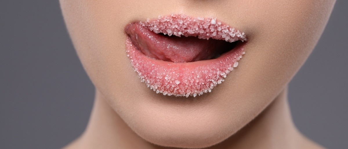 Lippen einer Frau mit Zucker.