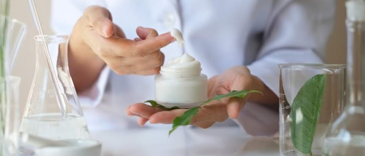 In einem Labor wird eine Creme hergestellt