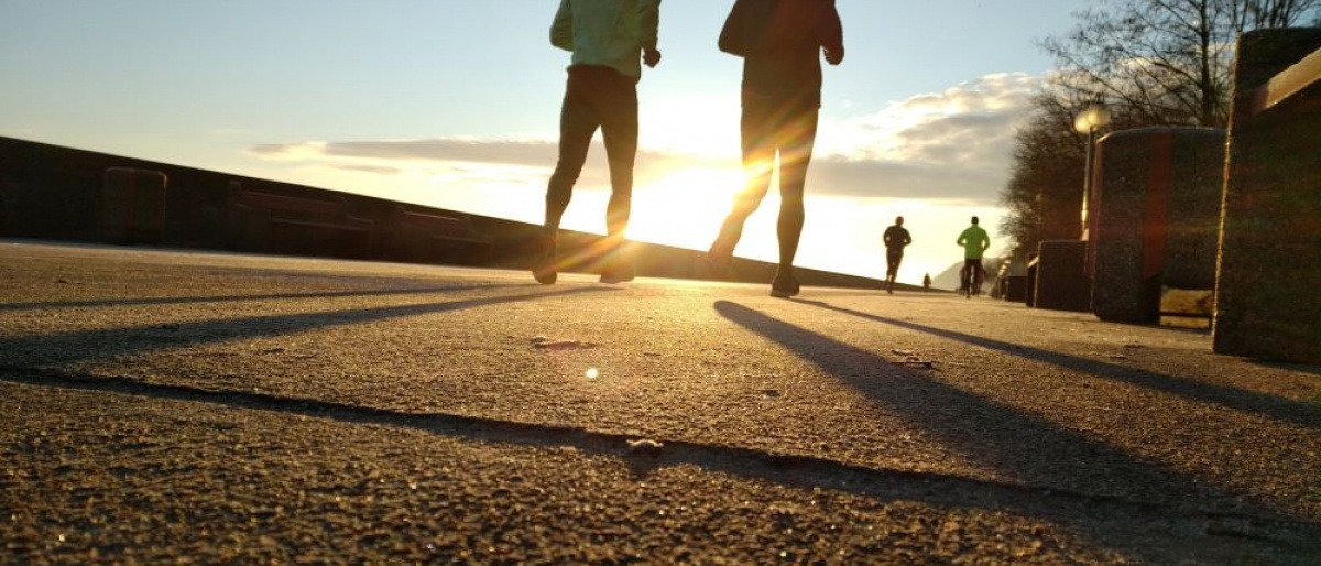 Zwei Läufer joggen im Sonnenuntergang