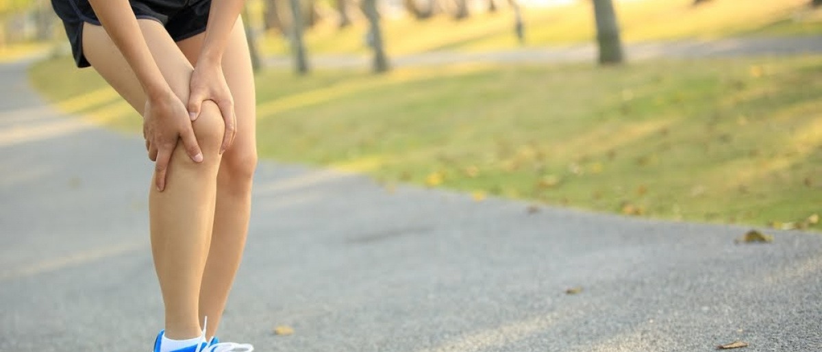 Eine Läuferin greift sich auf das Knie, vielleicht wegen Arthrose
