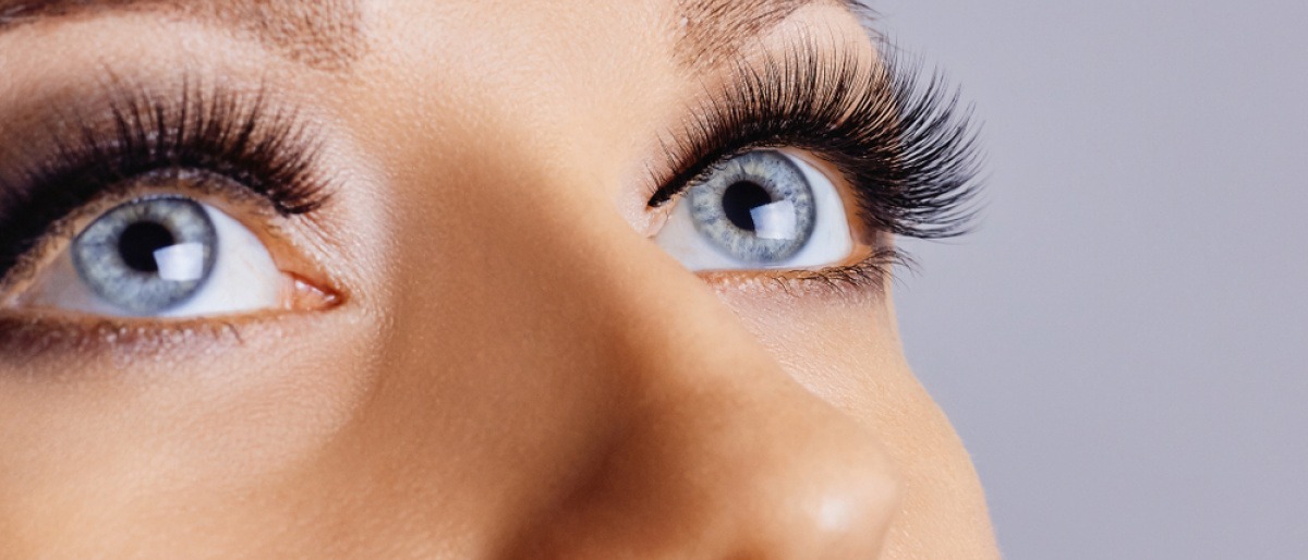 Frau mit langen Wimpern