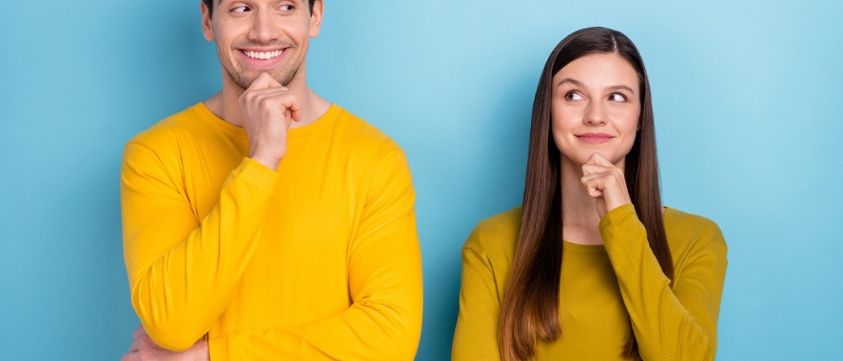 Leben wir Bruder und Schwester - junger Mann und junge Frau stehen nebeneinander, beide haben eine fröhlichen und fragenden Gesichtsausdruck.