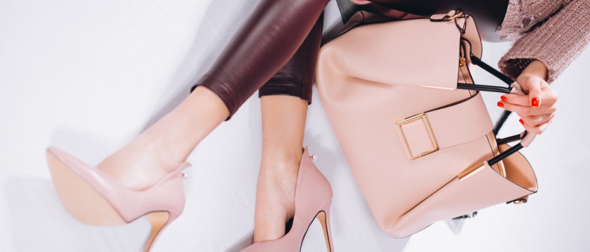 Leggings im Lederlook mit High-Heels