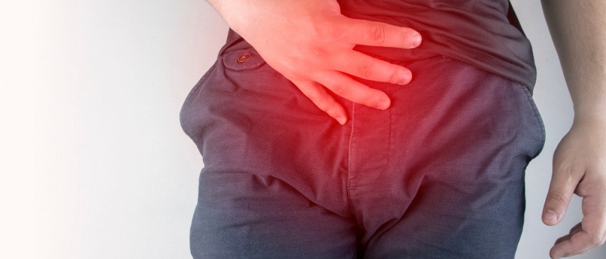 Mann hält sich vor Schmerzen den Bauch