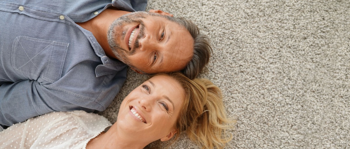 Eine Frau und ein Mann liegen nebeneinander und beweisen ihre Liebe