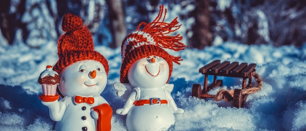 Liebende Schneemännchen stehen im Schnee