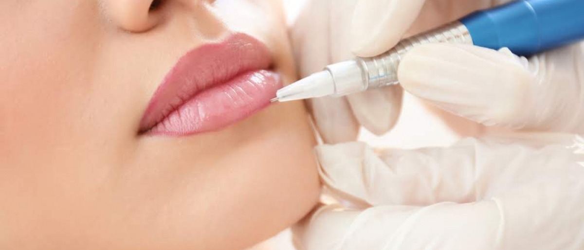 Frau bei einer Lippen Permanent Make-up Behandlung