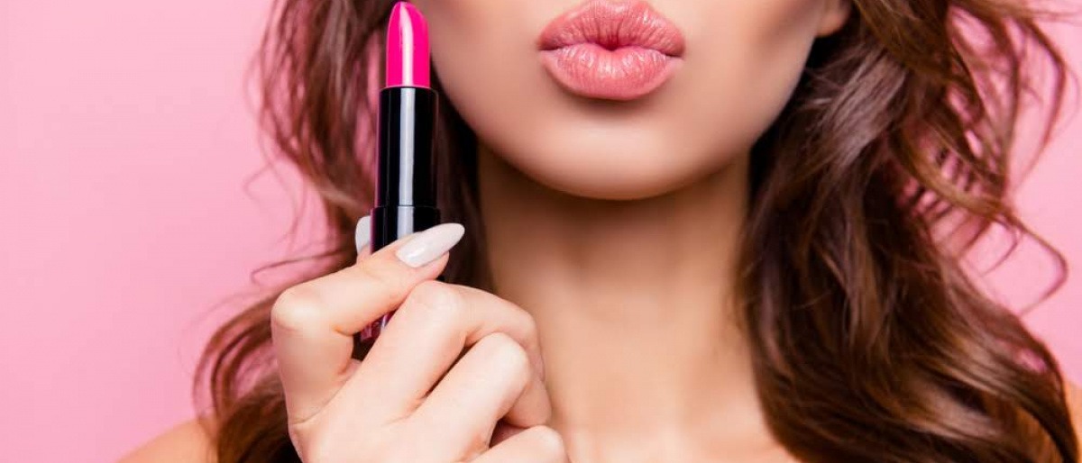 Frau mit Lippenstift in der Hand