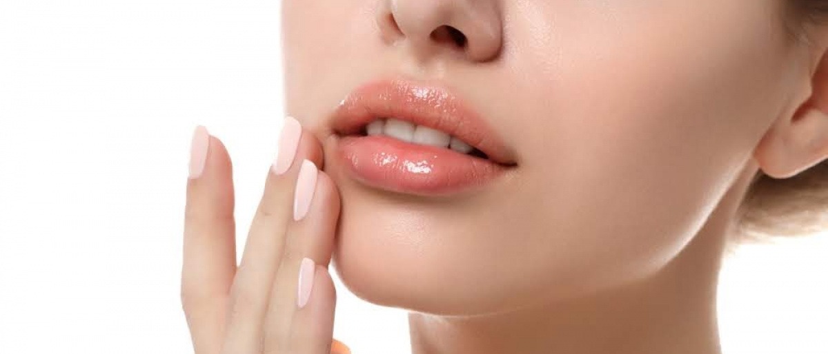 Frau mit schönen glänzenden Lippen