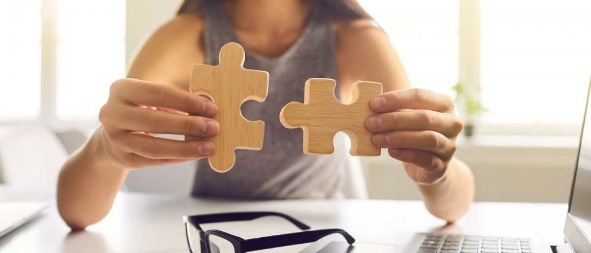 Frau mit zwei Puzzleteilen