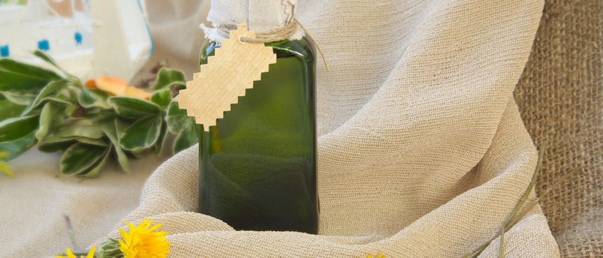 Eine Flasche mit Löwenzahnsaft