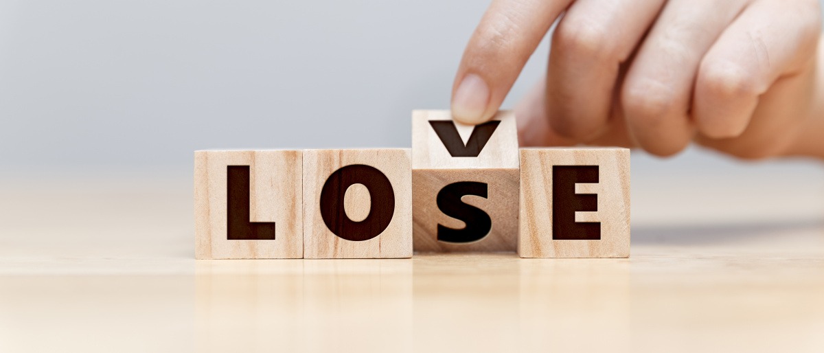 Die Buchstaben auf vier Holzblöcken ergeben das Wort Love. Dreht man jedoch den V-Holzblock, wird aus Love Lose. 