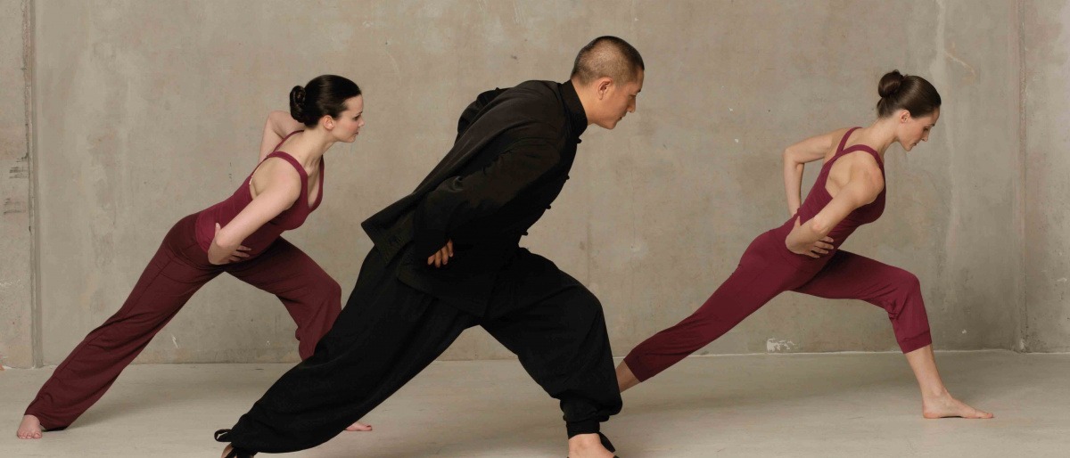 Ein Mann und zwei Frauen machen Lu Jong Yoga-Übungen